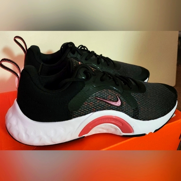 [SOLD] NIB NIKE RENEW IN-SEASON TR 11 Black & Red Athleticwear/s/ WalkingShoes - Picture 2 of 10